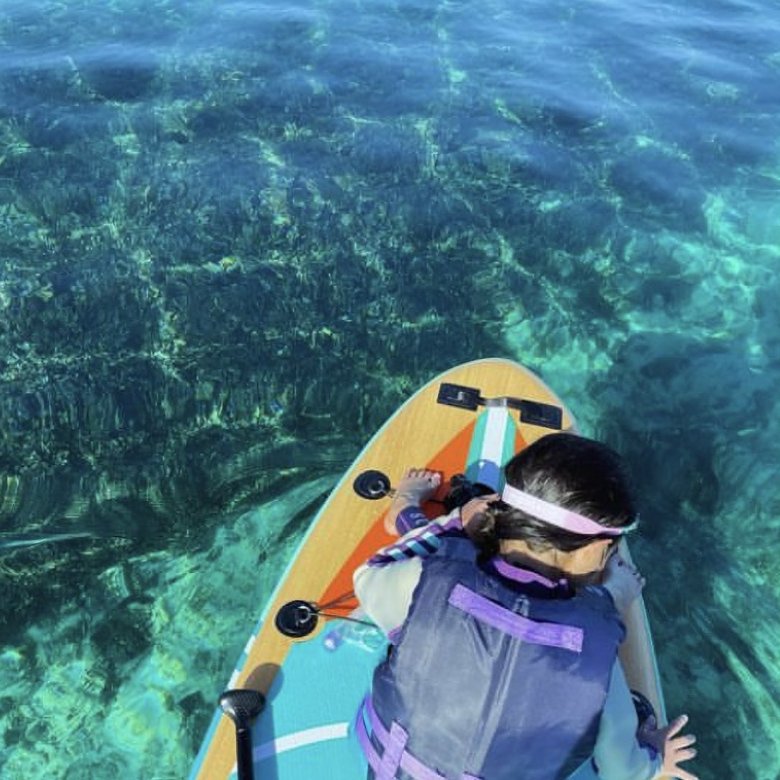 沖縄の海でSUPを楽しむお子さん