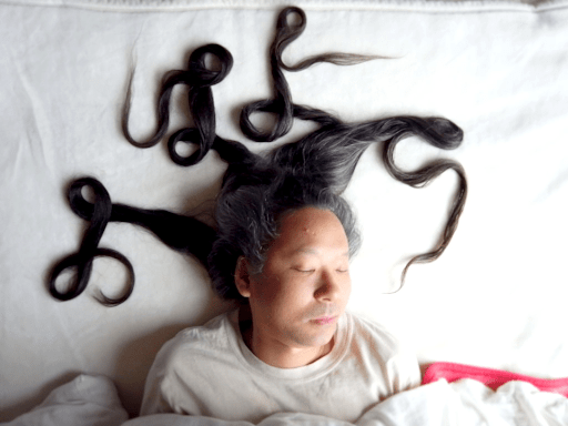 「おはよう」眠ったままご挨拶。髪の束が美しい。