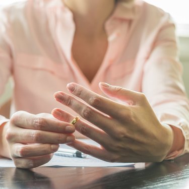 夫の不倫発覚から離婚まで…辛い闘いを助けてくれたのは意外な〝あの人〟