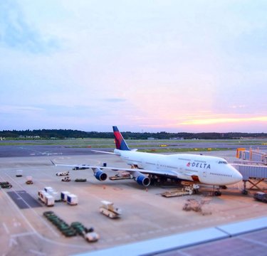 海外旅行中のトラブルを回避！渡航前に知っておきたいスマホの設定方法って？