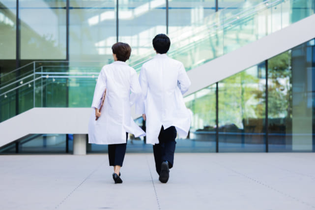 医師夫婦のイメージ