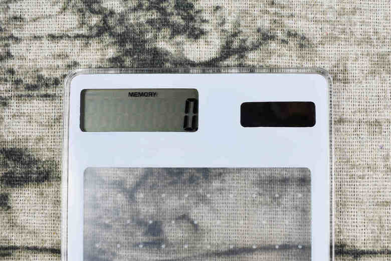 ダイソーの人気文房具スケルトン電卓の上部アップ画像