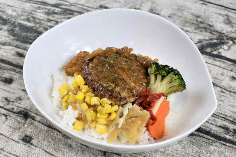 ファミマのおすすめメニュー「和風オニオンソースのハンバーグ丼」のアップ画像