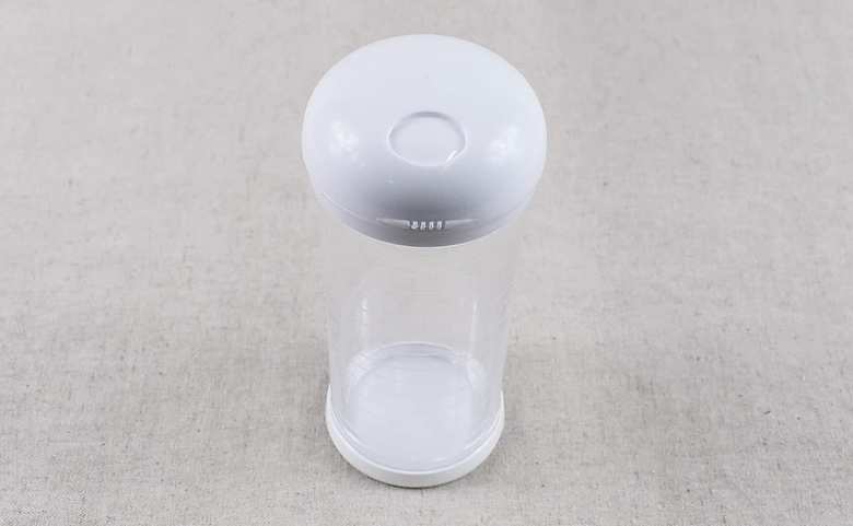 セリアのおすすめキッチン用品「スリムふりかけポット」の実物画像1