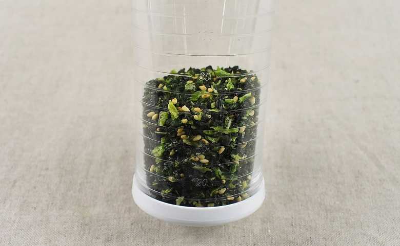 セリアのおすすめキッチン用品「スリムふりかけポット」の実物画像4