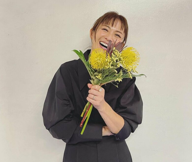 ブーケを持って満面の笑みの畑野さん