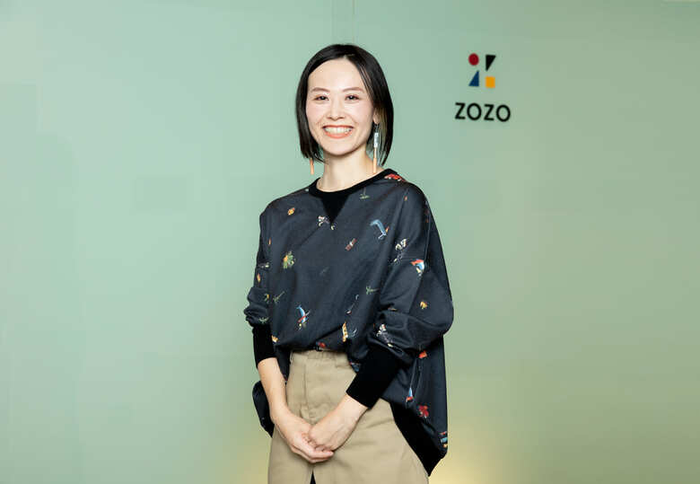 篠田ますみさん／株式会社ZOZO 人自本部（※） フレンドシップマネージメント部 フレンドシップマネージメントブロックブロック長。2007年入社。カスタマーサポート部門を経て広報を担当。2014年に第１子を出産後、2015年の復帰時に現部署に異動し、家族時短制度の構築に携わる。現在は１時間の時短勤務をしながら、来春小学校に入学する第１子と２歳の双子を子育て中。