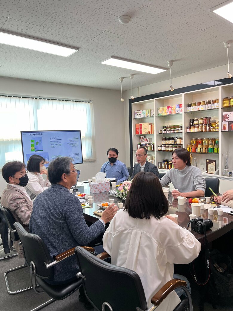 テレビショッピングで扱う商品について検討会を行う