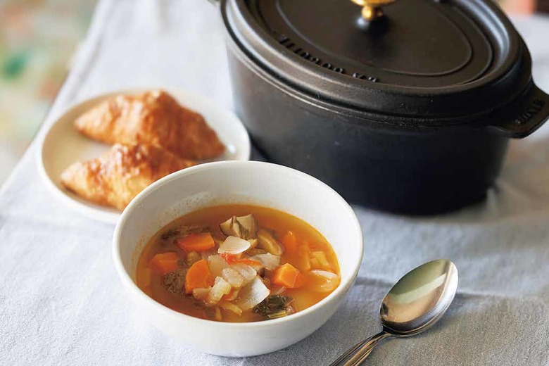 いろんな野菜を煮込んだスープをカレーなどにアレンジして数日かけて食す