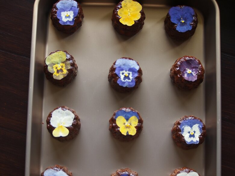 ビオラの花を飾ったカヌレ