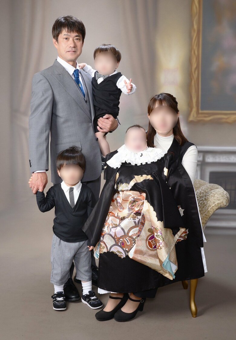 下の子が産まれ、家族で記念撮影