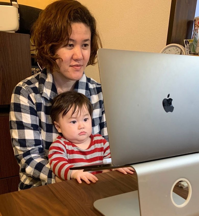 自宅で作業する様子