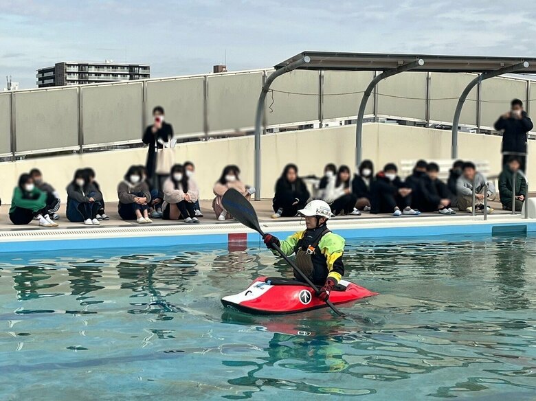 八王子市立第七小学校で小学生に演技を披露する高久さん