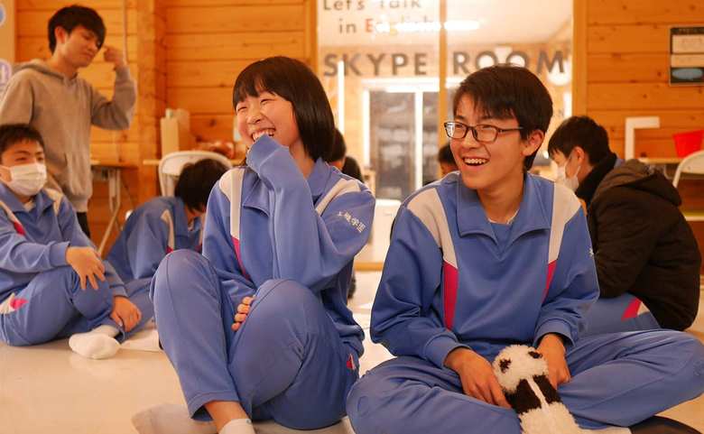 コラボ・スクールで談笑する子どもたち