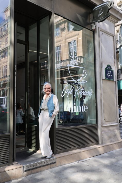 娘の夫、ジルダ・ロアエックが創業したブランド、メゾン キツネ直営のカフェ「カフェ キツネ ルーブル」の入り口にて