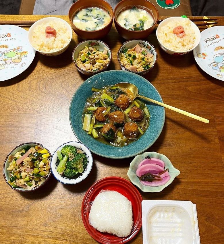 この日の夕食はレトルト肉団子をアレンジしたアイデアレシピ。お野菜たっぷりでおいしそう！（写真提供／本人）