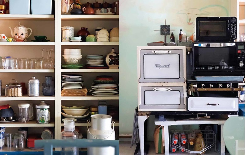 右：100年以上前のオープンつきガスレンジを棚代わりに。左：食器棚には母親が好きだった木谷焼の器や自身が海外などで集めた食器類が並ぶ