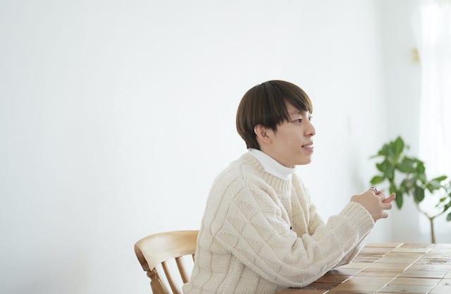 ツヤ肌が印象的な三上さん。美容はライフワークであり、化粧品のプロデュースも手がける