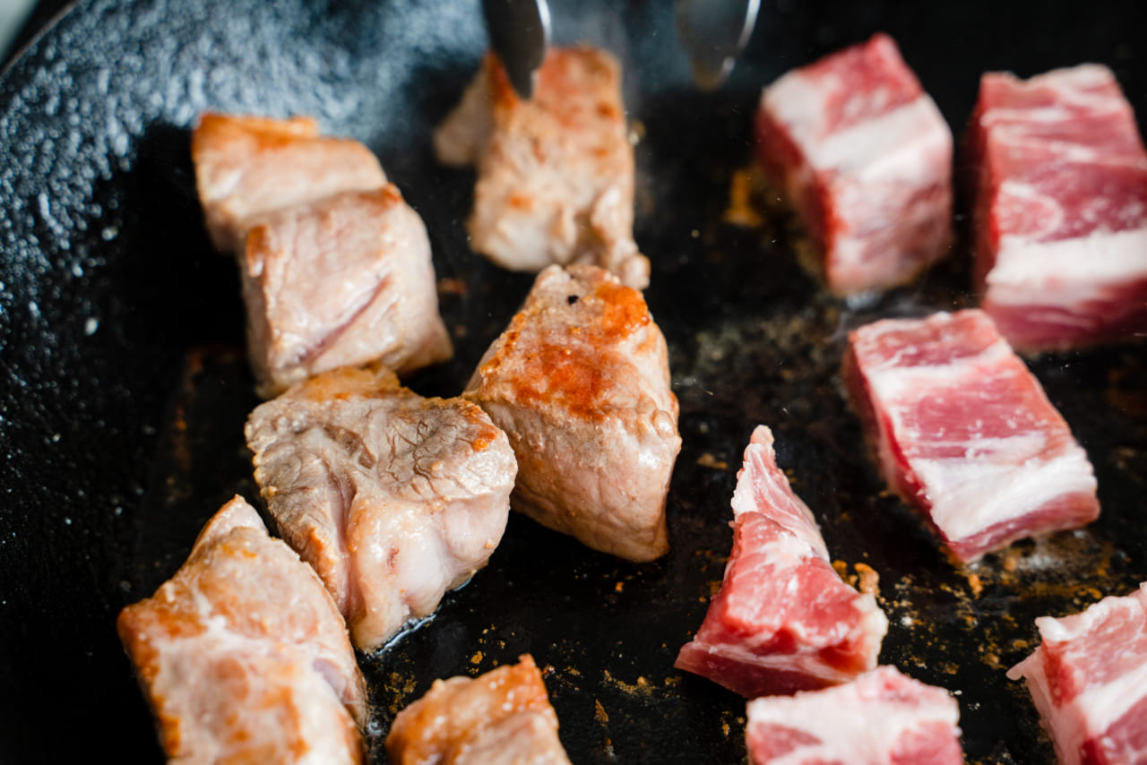 豚肉にフライパンで焼き目をつけているところ