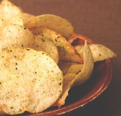 ベッキーさん「ご飯の後にポテチを食べられる夫への不満」に世論真っ二つ