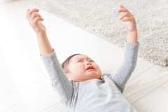 「子どもが嘔吐した！」考えられる原因は？ 対処法を小児科医が解説