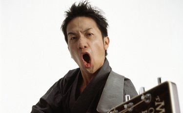 「許さない」「埋めてやる」元祖・人斬り芸人波田陽区 段ボールいっぱい脅迫の手紙が届き「斬った本人から怒られたことは一度もないのに」