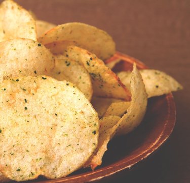 ベッキーさん「ご飯の後にポテチを食べられる夫への不満」に世論真っ二つ