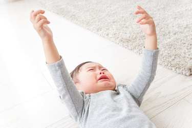 「子どもが嘔吐した！」考えられる原因は？ 対処法を小児科医が解説