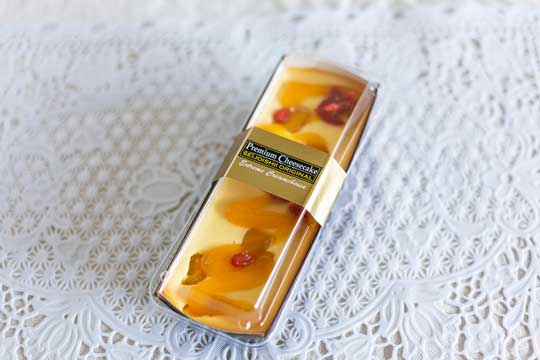 成城石井自家製マンゴーとゴジベリーの杏仁チーズケーキ