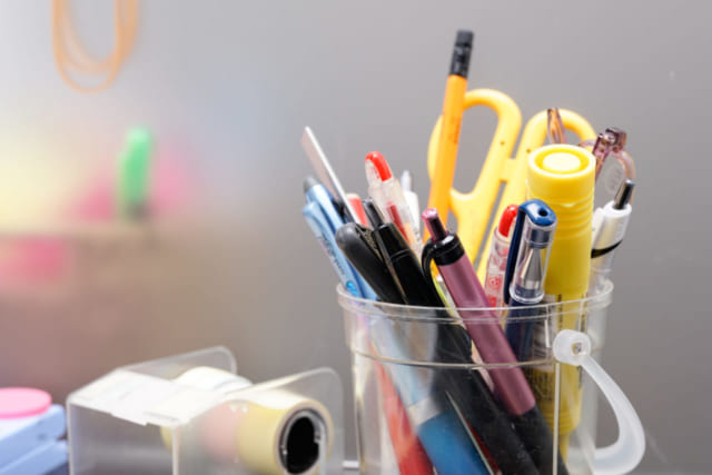 使いっぱなしの文房具のイメージ