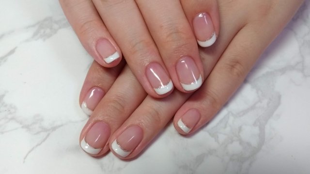 ママにぴったりのシンプルなショートネイルの画像