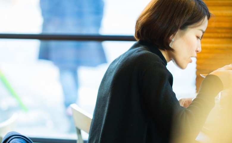 スープストックトーキョーでスープを飲む女性