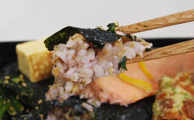 ナチュラルローソンの「ゆず香る鮭のり弁当」の食レポ画像