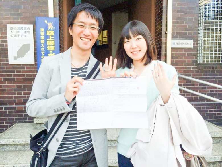 寺田明日香選手と婚姻届を出す佐藤峻一さん