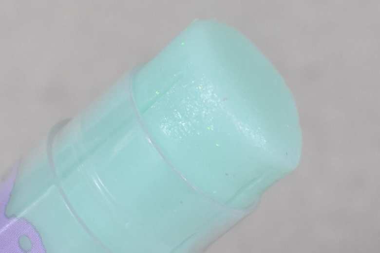 ダイソーの人気文房具「パステルコスメ ラメスティックのり」のブルーを使用した画像