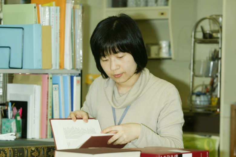 山階鳥類研究所で仕事をする清子さん（’05年3月） 。撮影／JMPA