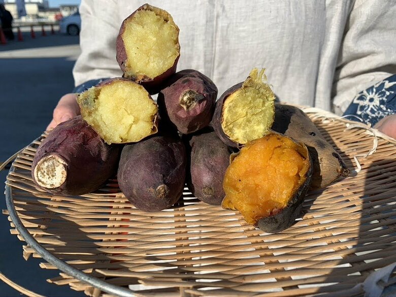 黄金色、オレンジ色、いろとりどりの焼きいも