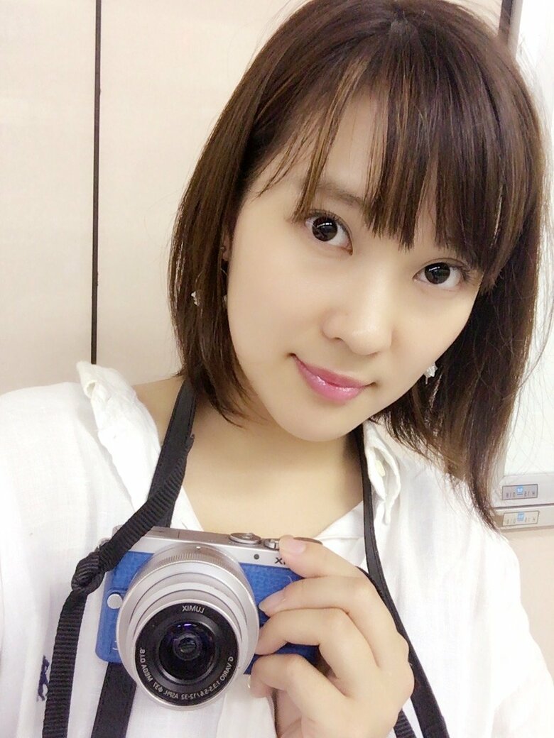 会社員時代にカメラを構える大木さん。芸能人の記者会見を取材することも多かったそう