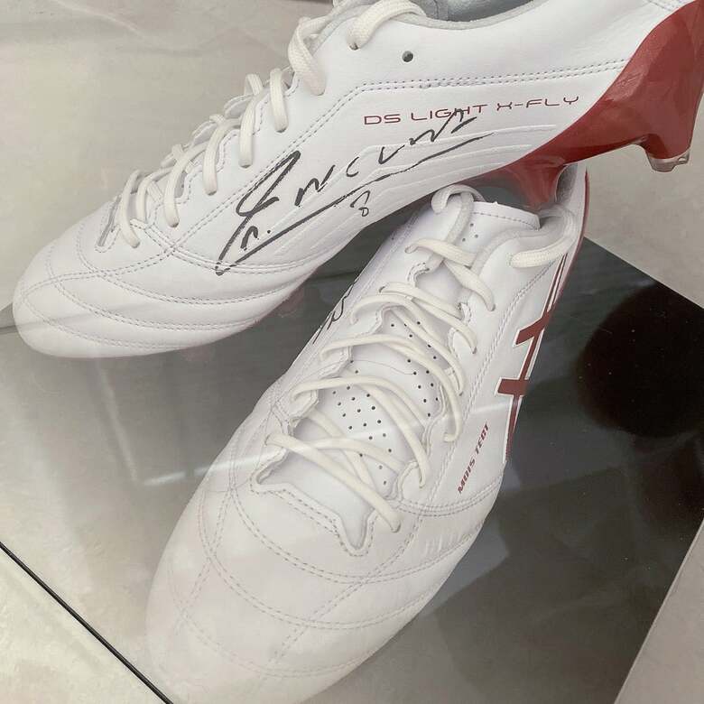 元スペイン代表・イニエスタからもらった直筆サイン入りスパイクは宝物