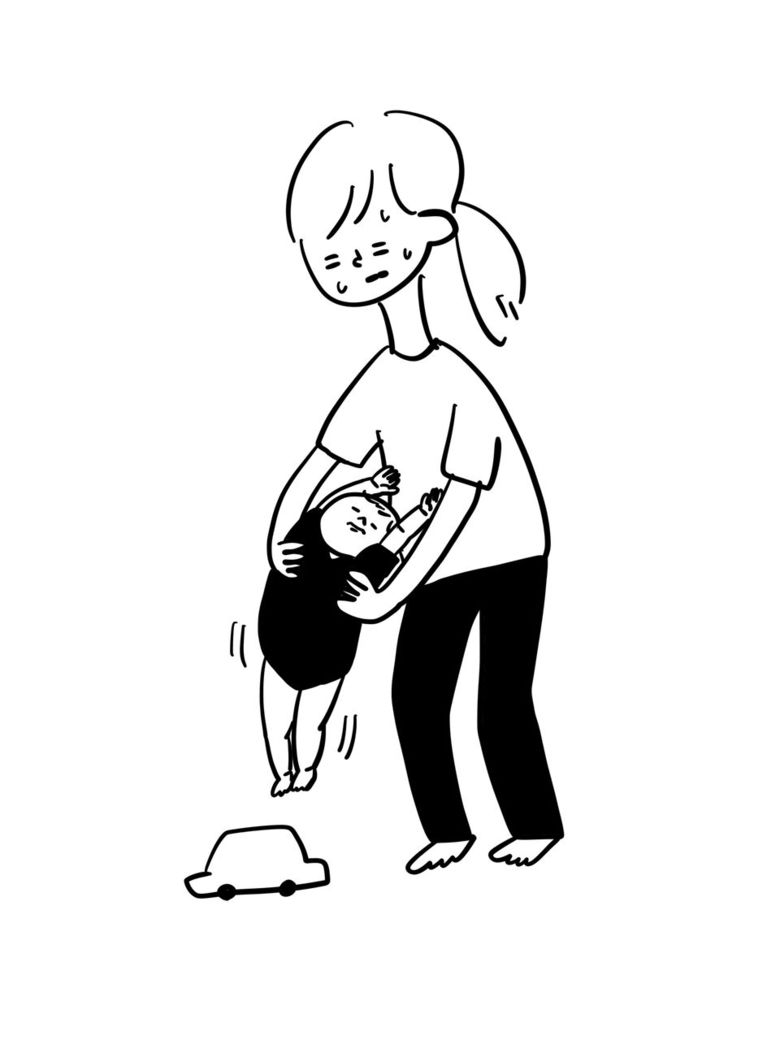 抱っこを拒否する1歳の次男くんその2。むぴーさんのTwitterより