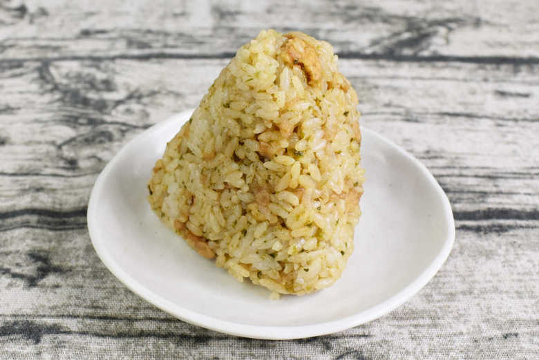 チャーハンのような見た目のローソン「大きな悪魔のおにぎり」は、名前の通りビッグサイズのおにぎり。元祖「悪魔のおにぎり」よりひと回り大きい印象です。