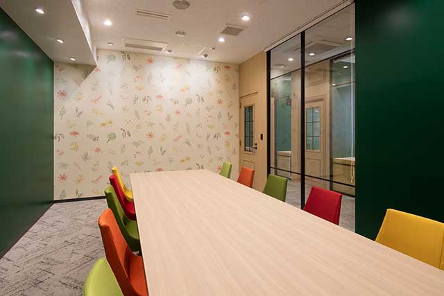大会議室の椅子は壁紙に合わせてカラフルに。デザイン面でもエスビー食品らしさを追求