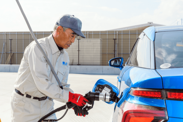水素ステーションで働く登録社員の様子
