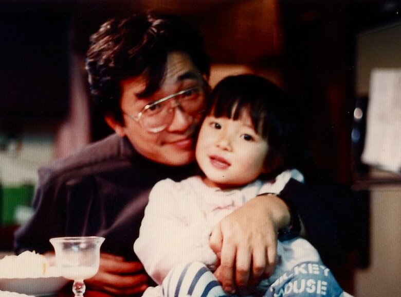 2歳の頃の平原さんと音楽家の父・平原まことさんの愛情溢れる親子ショット