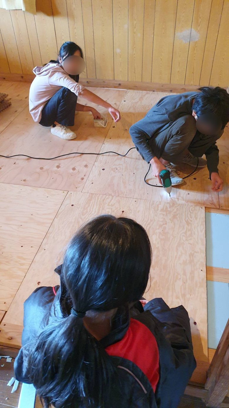 家族でDIYをしている様子