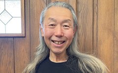 《中流家庭で貯金ゼロ》「人生を楽しむこと」にお金を惜しまず使った「両親の教え」原点に人生後半へ挑む假屋崎省吾のいま