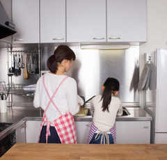 焼きそばの麺がピンク色に!?「これは週末子供と作りたい！」