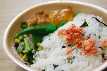 絶妙なボリュームのファミマ「鶏と野菜のおろしソース仕立て弁当（わかめご飯）」が働く女子に大好評