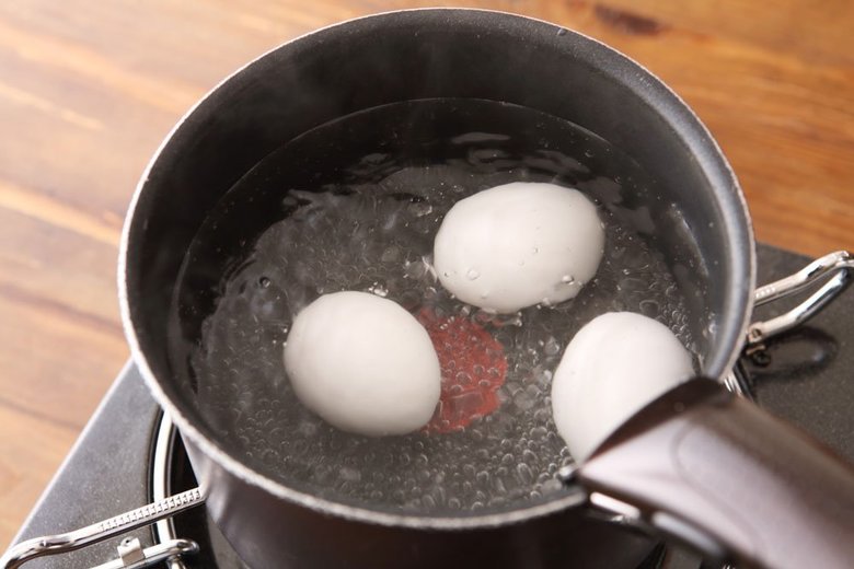 火を弱めて卵を茹でているところ