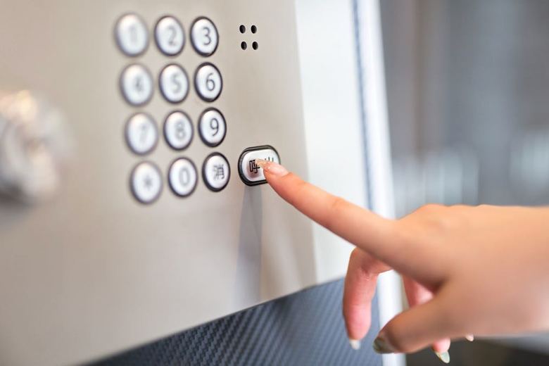 小学校の家庭訪問で先生がインターホンを押すところ